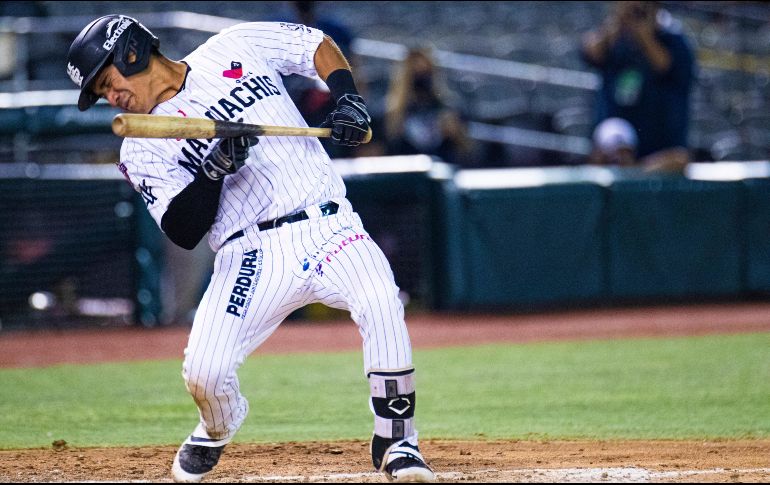 Christian Ibarra tuvo que ser llevado al Hospital luego de recibir un pelotazo en el rostro por parte del relevista Kender Villegas. ESPECIAL