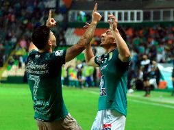 Víctor Dávila y Ángel Mena en festejo. EFE/L. Ramírez