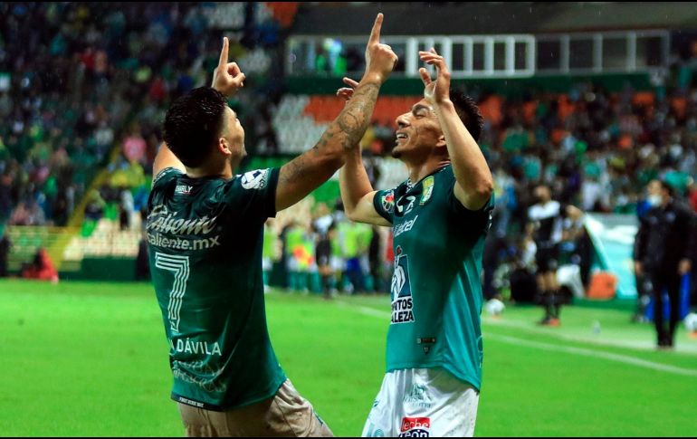 Víctor Dávila y Ángel Mena en festejo. EFE/L. Ramírez