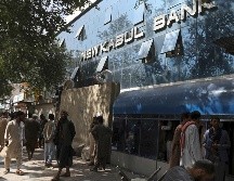 Miles de ciudadanos hacen filas en los bancos para sacar sus ahorros y escapar de Afganistán. AP / R. Gul