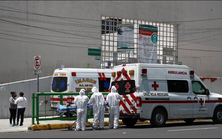 Ambulancias con personas con síntomas de COVID llegan hoy a un hospital del IMSS en Ciudad de México. SUN/D. Simón Sánchez