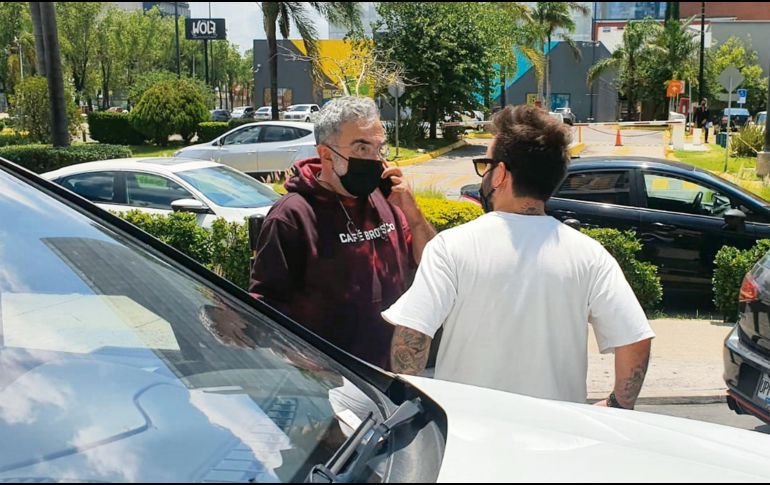 Familia. Vicente Fernández Jr. acompañó a su hijo Ramón, de 25 años, a la zona de Andares, a la inauguración de su nueva cafetería. El Informador/ E. Esparza