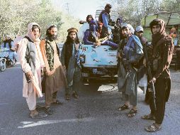 Esperan. Insurgentes talibanes patrullan afuera de la ciudad “de manera pacífica”, aseguran sus líderes. EFE