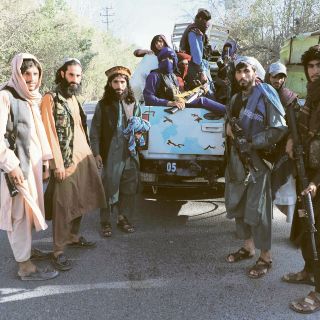 Talibanes llegan a  Kabul mientras el presidente escapa