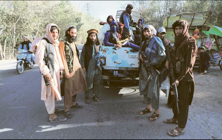 Esperan. Insurgentes talibanes patrullan afuera de la ciudad “de manera pacífica”, aseguran sus líderes. EFE