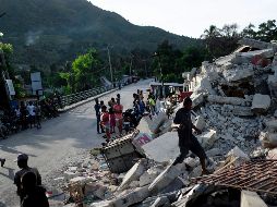 El terremoto ocurrido el pasado sábado en Haití ha dejado, hasta el momento, mil 297 personas muertas y casi seis mil heridos. AP / M. Delacroix