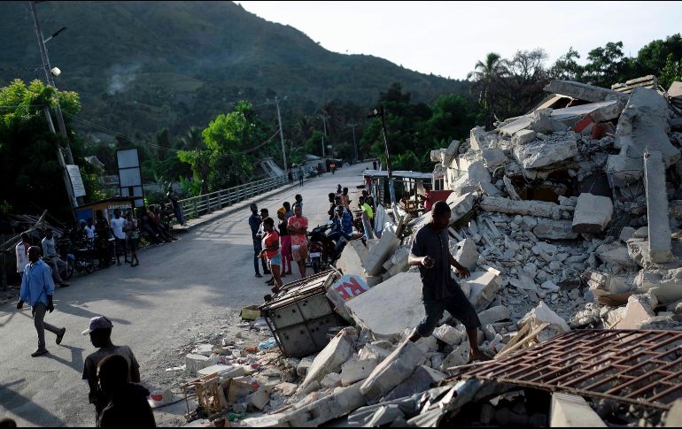 El terremoto ocurrido el pasado sábado en Haití ha dejado, hasta el momento, mil 297 personas muertas y casi seis mil heridos. AP / M. Delacroix