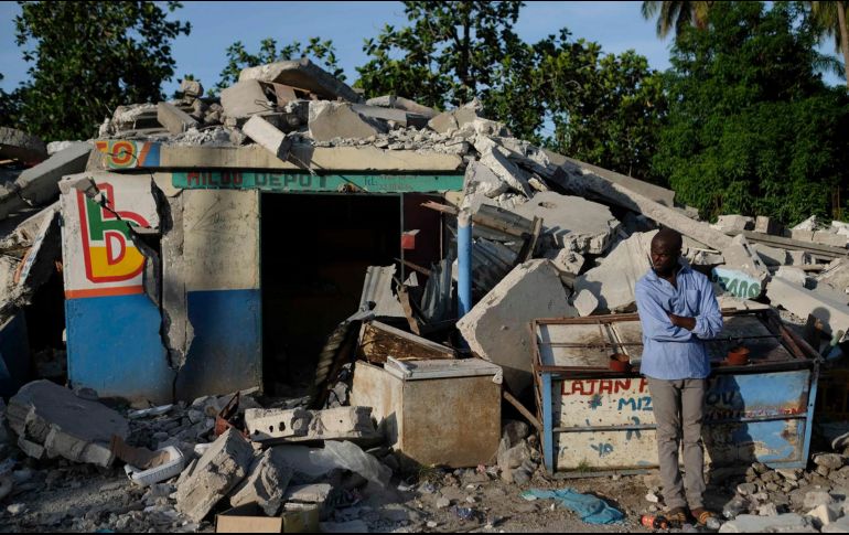 La depresión tropical ''Grace'' se dirige a Haití, víctima de un terremoto de magnitud 7.2 el sábado pasado, donde podría dejar fuertes lluvias en las próximas horas. AP / M. Delacroix