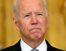 Desde la Casa Blanca, Joe Biden también amenazó a los talibanes con represalias si interrumpían las operaciones de evacuación en el aeropuerto de Kabul. AFP/B. Smialowski