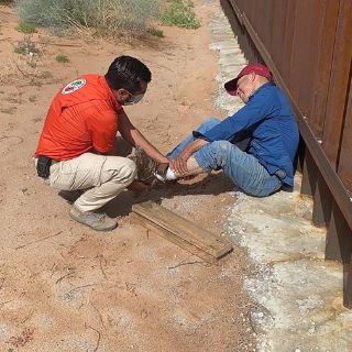 Hallan a migrante que cayó del muro de EU y llevaba tres días lesionado