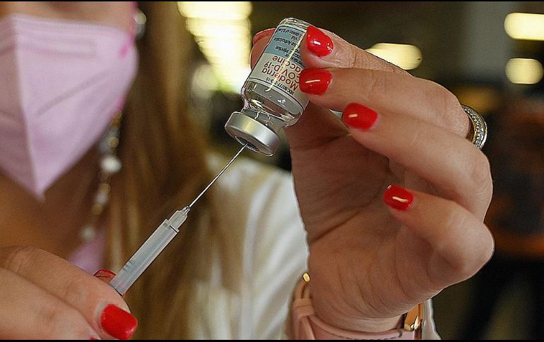 La Comisión de Autorización Sanitaria queda ahora pendiente de la solicitud de uso de emergencia de la vacuna de Moderna. AFP/ARCHIVO