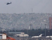 Un helicóptero militar estadounidense Black Hawk sobrevuela el Aeropuerto Internacional Hamid Karzai, de Kabul. EFE