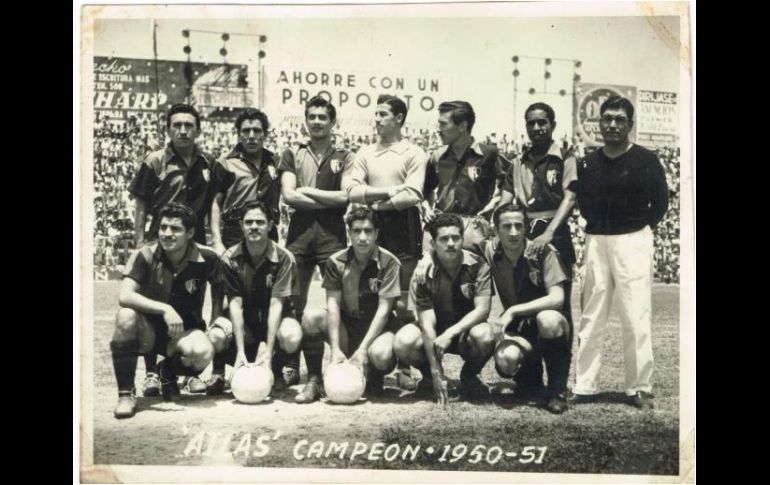 EL TÍTULO. El 22 de abril de 1951, los rojinegros del Atlas, de la mano de Eduardo Valdatti y con gol de Edwin Cubero de penal al Guadalajara, se proclamaron campeones de Liga por primera y única vez en su historia, siendo el primero de Jalisco en lograrlo. ATLAS FC