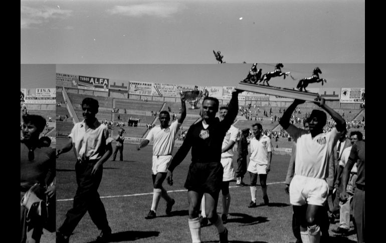 PELÉ SE FUE EN BLANCO. En 1961 se disputó el segundo torneo Pentagonal de Futbol de Guadalajara, en donde Edson Arantes do Nacimento fue invitado de honor junto al Santos de Brasil. Atlas los enfrentó y ganaron los brasileños 2-0, pero el astro no anotó. EL INFORMADOR/ARCHIVO