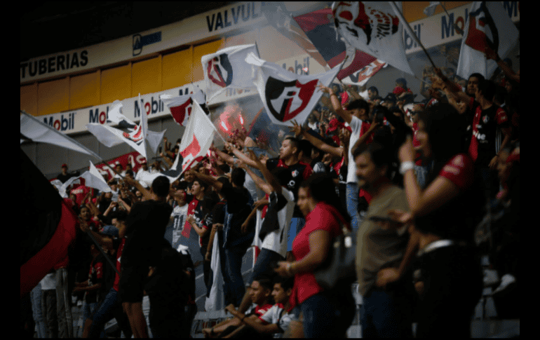 NACIMIENTO DE UNA PASIÓN. En pocos meses, lo que fue una pequeña porra que solía instalarse detrás de la portería norte en el Estadio Jalisco en 1998, pasaría a convertirse en el grupo de animación más importante de México, la Barra 51. EL INFORMADOR/ARCHIVO