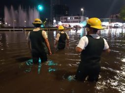 El Guadalajara se reportaron  seis puntos de encharcamientos e inundaciones, en los cuales el agua alcanzó niveles entre los 20 y los 60 centímetros de altura. ESPECIAL/Bomberos de Guadalajara
