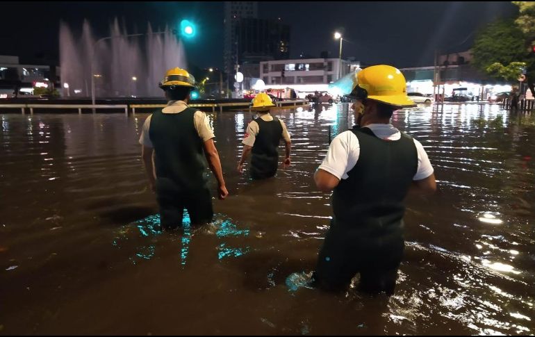 El Guadalajara se reportaron  seis puntos de encharcamientos e inundaciones, en los cuales el agua alcanzó niveles entre los 20 y los 60 centímetros de altura. ESPECIAL/Bomberos de Guadalajara