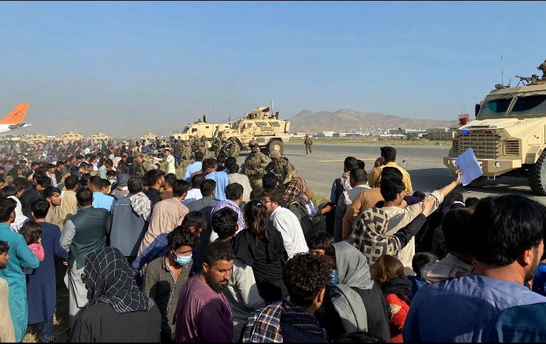Huyen. Los afganos buscan la forma de abandonar el país. AP