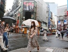 En Japón, la epidemia ha sido menor que en muchos otros países, con unas 15 mil 400 muertes pese a no haber impuesto confinamiento, pero sólo el 37% de la población está vacunada. AP / K. Sasahara
