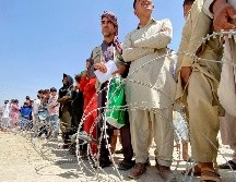 Miles de afganos intentan huir del país a través del aeropuerto tras la llegada a Kabul de los talibanes. EFE /