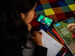 Las clases virtuales, derivadas del encierro por la pandemia de COVID-19, resultaron en una ampliación de la brecha de conocimientos entre los alumnos de la Secretaría de Educación Jalisco (SEJ). EFE / ARCHIVO
