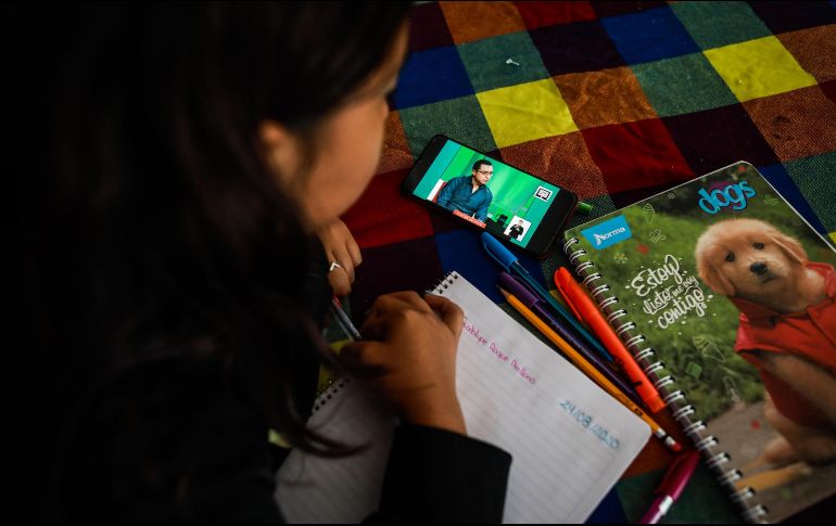 Las clases virtuales, derivadas del encierro por la pandemia de COVID-19, resultaron en una ampliación de la brecha de conocimientos entre los alumnos de la Secretaría de Educación Jalisco (SEJ). EFE / ARCHIVO