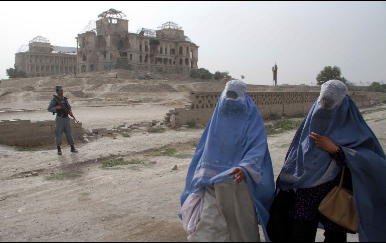 Con el regreso al poder de los talibanes, que aplicaron una versión ultra rigurosa de la ley islámica, muchos países y organizaciones temen por la suerte de las niñas y las mujeres afganas. EFE / ARCHIVO