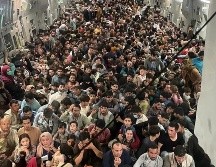 Muchos de los pasajeros treparon desesperadamente al avión por la rampa trasera del C-17. AFP/US AIRFORCE/Cpt Chris Herbert