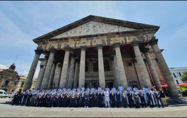 Con el Teatro Degollado como escenario, los Mariachis de Guadalajara se tomaron la foto oficial de la Temporada 2021 de la Liga Mexicana de Beisbol. EL INFORMADOR / D. Reos