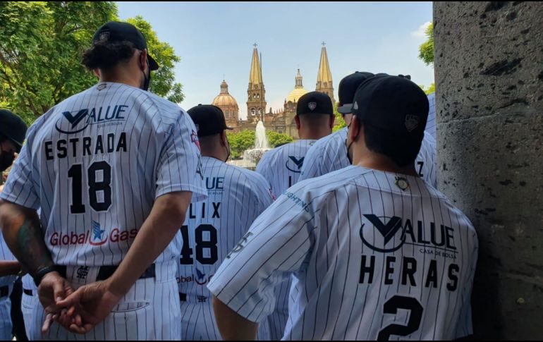 El equipo posó en el emblemático recinto para tomar la foto del recuerdo de esta que es su primera temporada dentro del beisbol veraniego de nuestro país. EL INFORMADOR / D. Reos