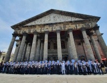 Con el Teatro Degollado como escenario, los Mariachis de Guadalajara se tomaron la foto oficial de la Temporada 2021 de la Liga Mexicana de Beisbol. EL INFORMADOR / D. Reos