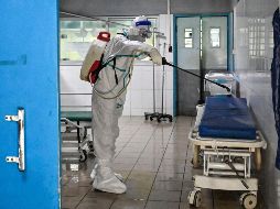 Un trabajador desinfecta las instalaciones de un hospital en Abiyán, donde estuvo la paciente contagiada de ébola. AFP/S.Kambou