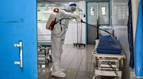 Un trabajador desinfecta las instalaciones de un hospital en Abiyán, donde estuvo la paciente contagiada de ébola. AFP/S.Kambou