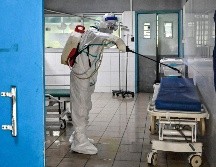 Un trabajador desinfecta las instalaciones de un hospital en Abiyán, donde estuvo la paciente contagiada de ébola. AFP/S.Kambou