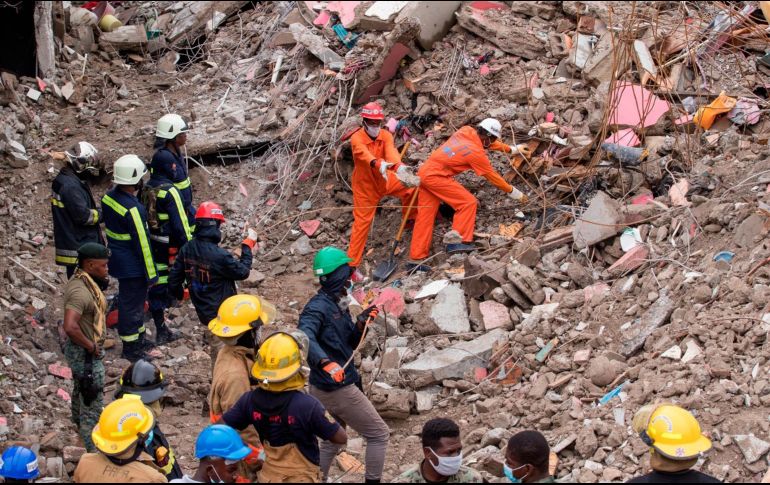 Este martes continúan las labores de búsqueda de víctimas del terremoto en Les Cayes, Haití. EFE/O. Barría