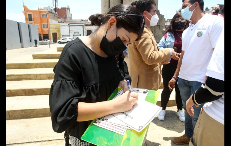 Quienes ya firmaron sostuvieron que no se le puede quitar ningún derecho a los estudiantes y jaliscienses EL INFORMADOR/ A. Camacho