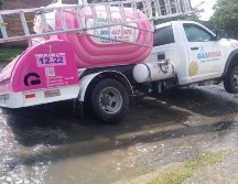 La parte delantera derecha del vehículo alcanzó a elevarse unos 60 centímetros del concreto. ESPECIAL