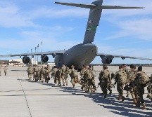 Miles de afganos han intentado escapar del país ante la llegada de los talibanes. AFP/ARCHIVO