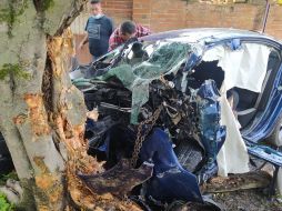 El joven fue liberado de entre los metales del Versa y llevado a un hospital cercano. ESPECIAL/UEPCyBJ