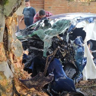 Choca adolescente contra un árbol en Mascota; queda grave