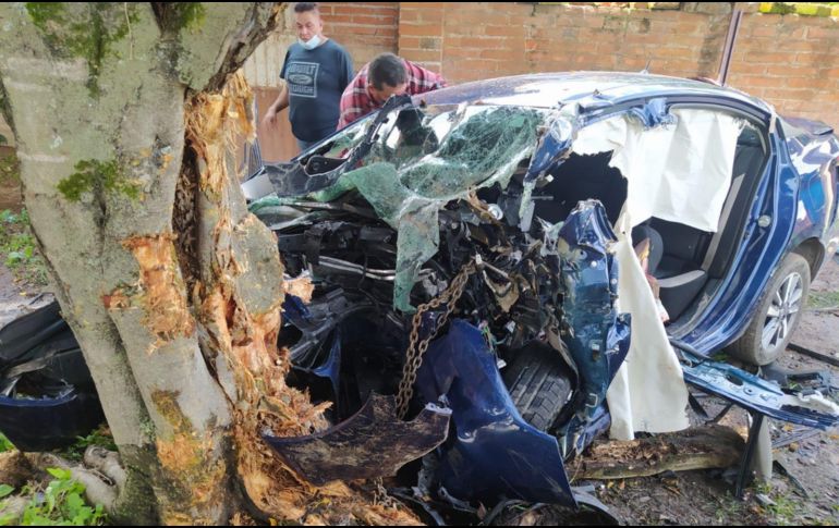 El joven fue liberado de entre los metales del Versa y llevado a un hospital cercano. ESPECIAL/UEPCyBJ
