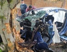 El joven fue liberado de entre los metales del Versa y llevado a un hospital cercano. ESPECIAL/UEPCyBJ