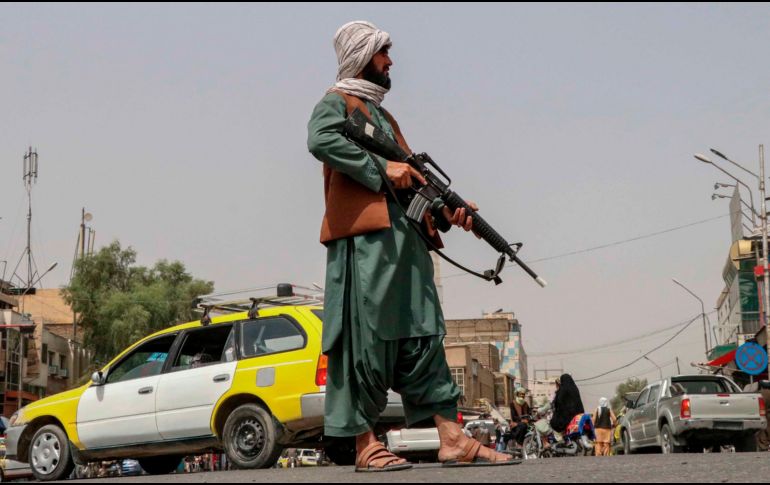 En la ciudad de Kabul, guerrilleros talibanes patrullan en medio de una tensión social de la ciudadanía ante el cambio de régimen. EFE