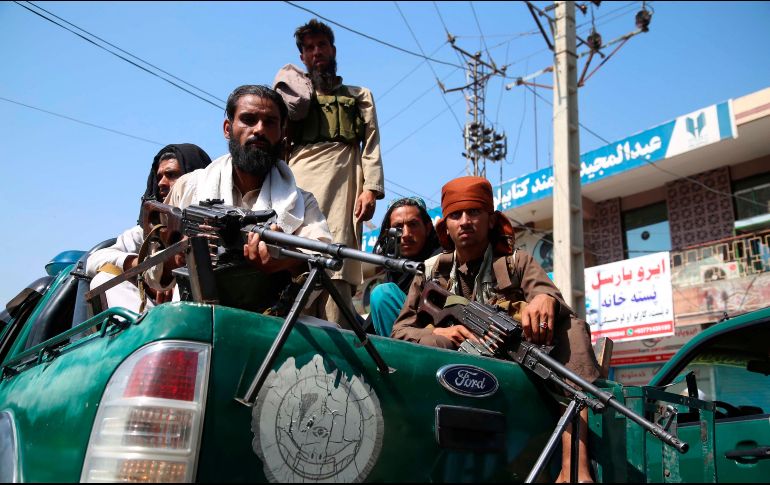 Orden. Los talibanes llegaron para dispersar a los manifestantes. EFE
