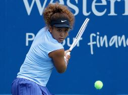Naomi Osaka se recuperó tras caer en el primer set para lograr una victoria de 4-6, 6-3, 6-4 sobre la estadounidense Coco Gauff en segunda ronda. AFP/D. BUELL
