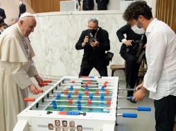 En las imágenes se observa al Papa Francisco sonriendo, mientras defiende el equipo rojo, esto a un costado del Aula Pablo VI. AFP/VATICAN MEDIA