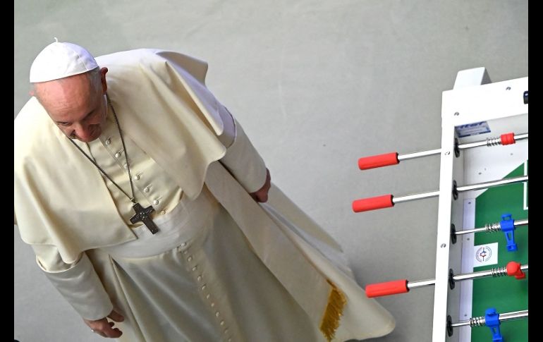 En las imágenes se observa al Papa Francisco sonriendo, mientras defiende el equipo rojo, esto a un costado del Aula Pablo VI. AFP/VATICAN MEDIA