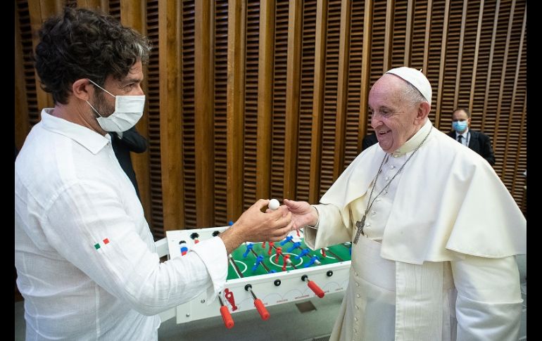 En las imágenes se observa al Papa Francisco sonriendo, mientras defiende el equipo rojo, esto a un costado del Aula Pablo VI. AFP/VATICAN MEDIA