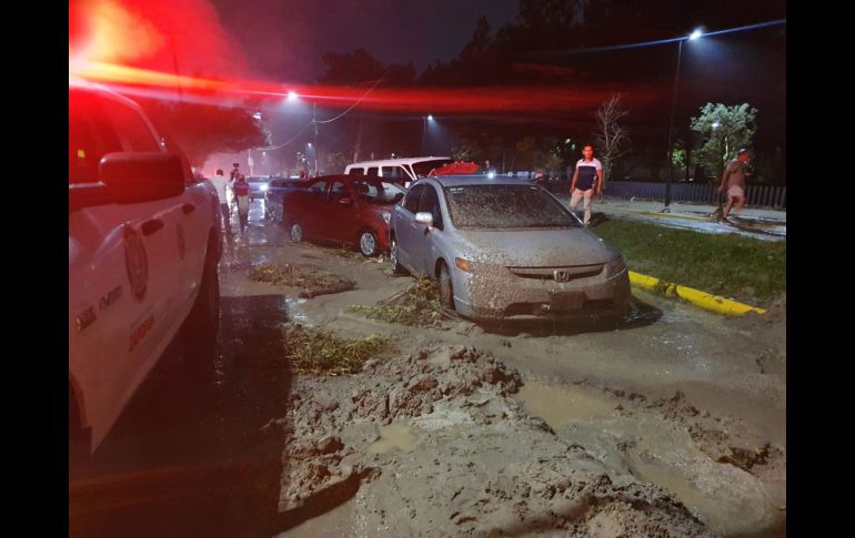 Al menos 65 vehículos son los que quedaron varados sobre la avenida Patria. EL INFORMADOR/R. Bobadilla