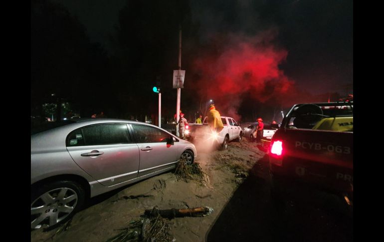 Algunos de los autos quedaron solo encallados en el arrastre de lodo y ramas que trajo consigo el desbordamiento. EL INFORMADOR/R. Bobadilla
